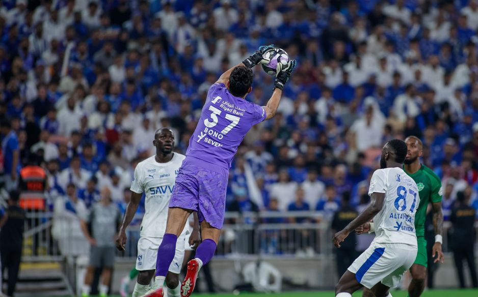 ياسين بونو يواصل التألق ويقف سدًا منيعًا أمام الهجوم الأهلاوي