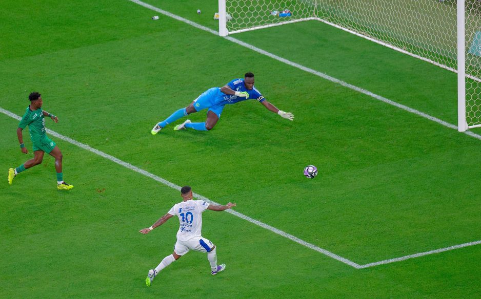 مالكوم لحظة تسجيله في مرمى ميندي الهدف الثاني لتصبح النتيجة 2-0