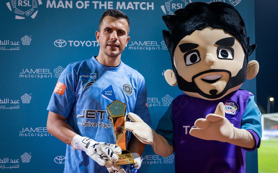 الحارس البرازيلي مارسيلو غروهي يتسلم جائزة رجل المباراة