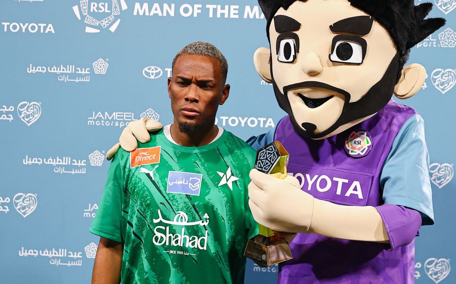 الهندوراسي فلوريس متسلمًا جائزة رجل مباراة النجمة والاتحاد