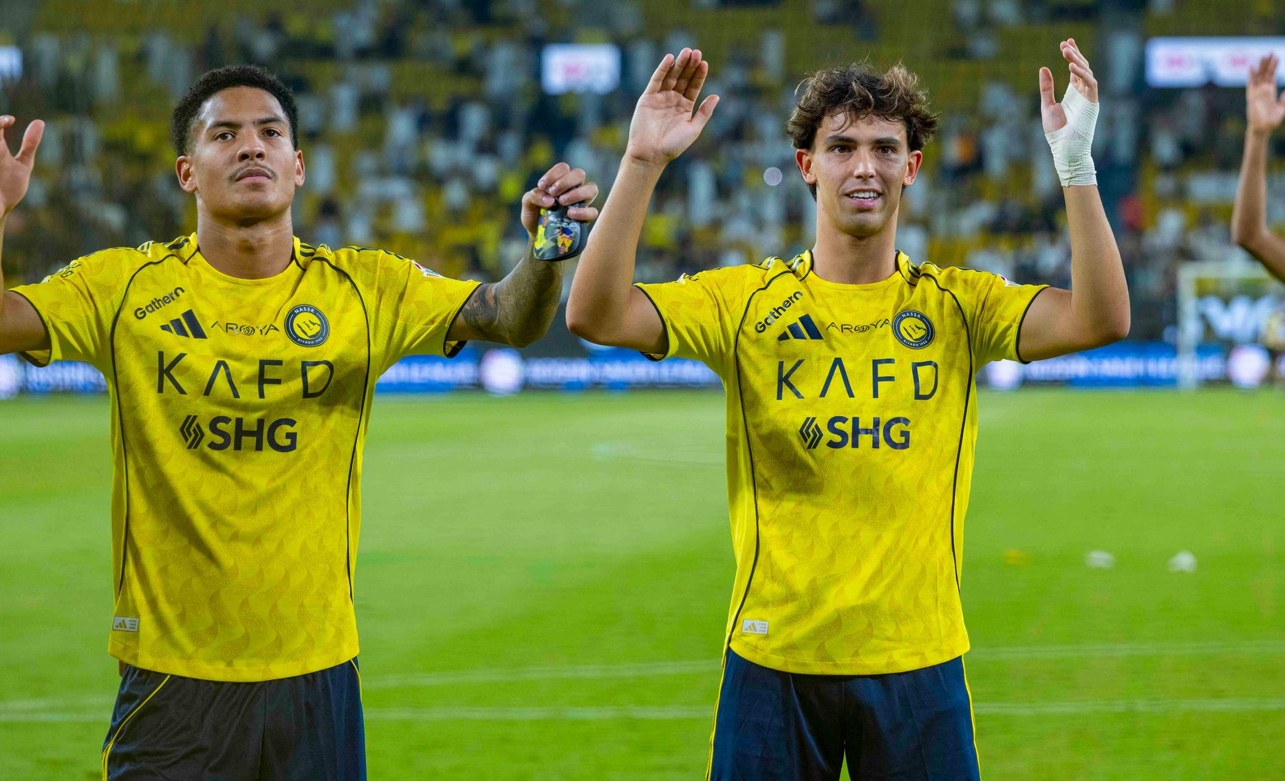 جواو فيلكس ينخرط في التحية المعتادة بين لاعبي النصر وجماهيره في أعقاب الانتصارات