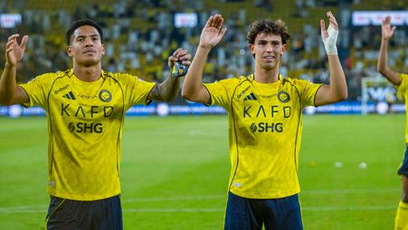 جواو فيلكس ينخرط في التحية المعتادة بين لاعبي النصر وجماهيره في أعقاب الانتصارات