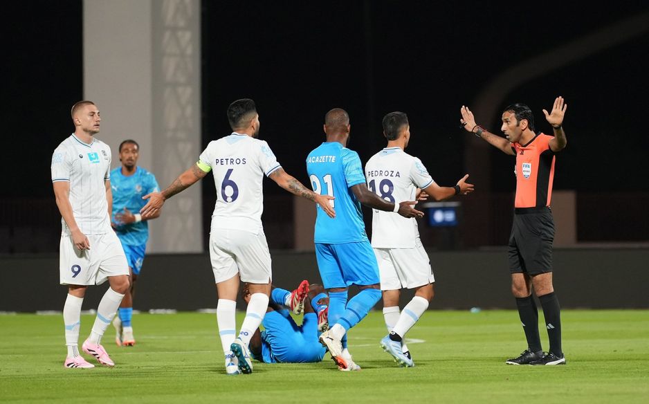 خسر الأخدود لاعبه بيدروزا في مباراة الهلال بعد طرده أمام نيوم
