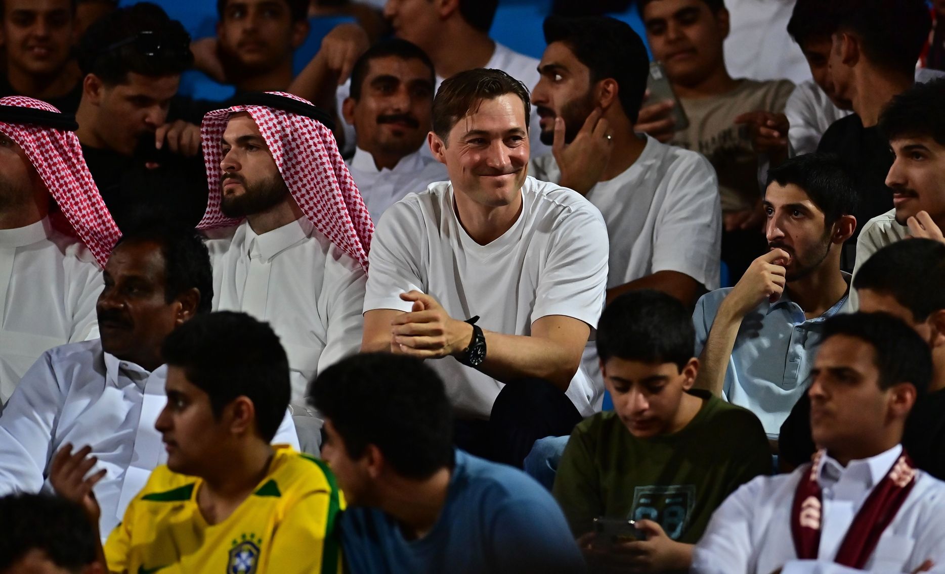 مالك نادي الخلود، بن هاربورغ، يدعم الفريق من المدرجات خلال مواجهة ضمك