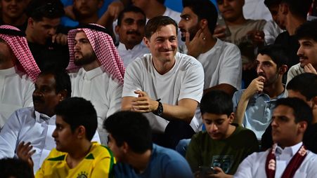 مالك نادي الخلود، بن هاربورغ، يدعم الفريق من المدرجات خلال مواجهة ضمك