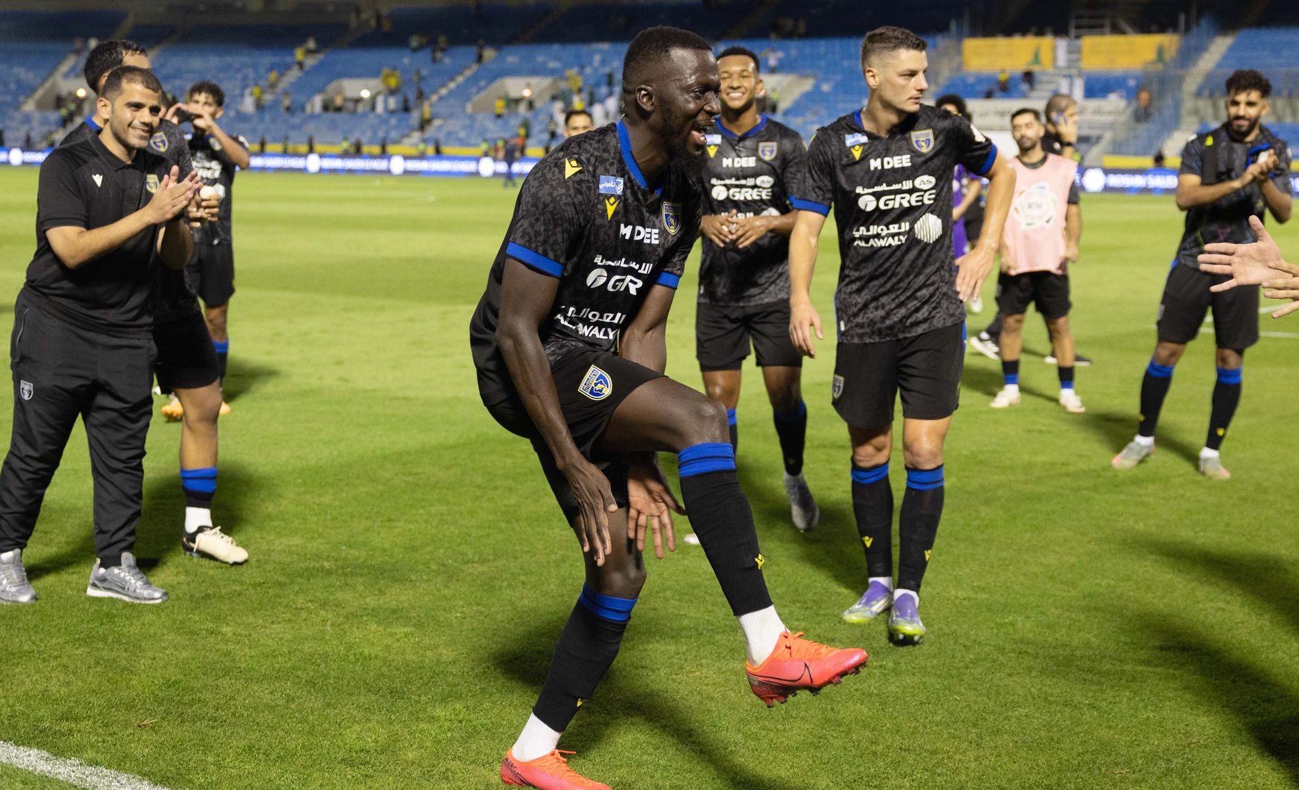 موسى بارو يرقص فرحًا بهدف الانتصار في مرمى الخليج