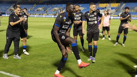 موسى بارو يرقص فرحًا بهدف الانتصار في مرمى الخليج
