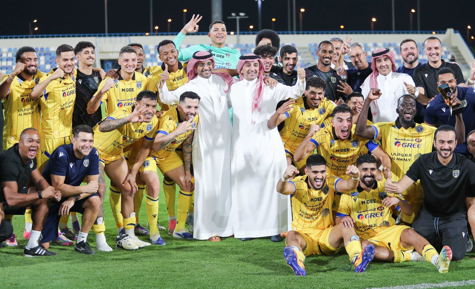 فريق التعاون يحتفل بعودته إلى طريق الانتصارات