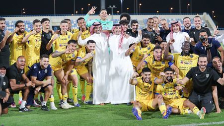 فريق التعاون يحتفل بعودته إلى طريق الانتصارات