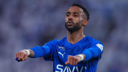 متعب الحربي يحتفل بأول أهدافه بشعار الهلال