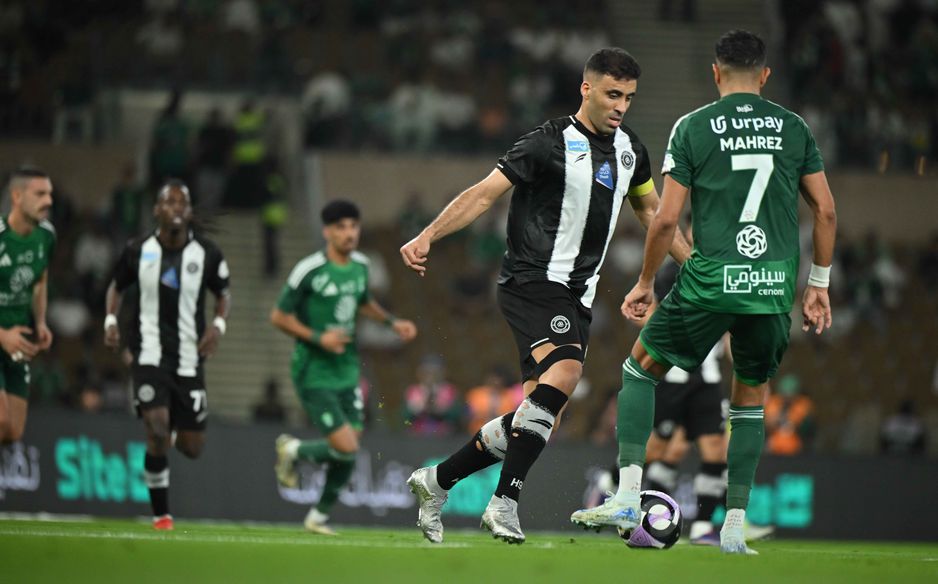 أسهم محرز خلال التوقف في عودة الجزائر إلى المونديال بعد غياب عن النسختين الماضيتين. وشارك حمدالله في تحضيرات أسود الأطلس لكأس العرب