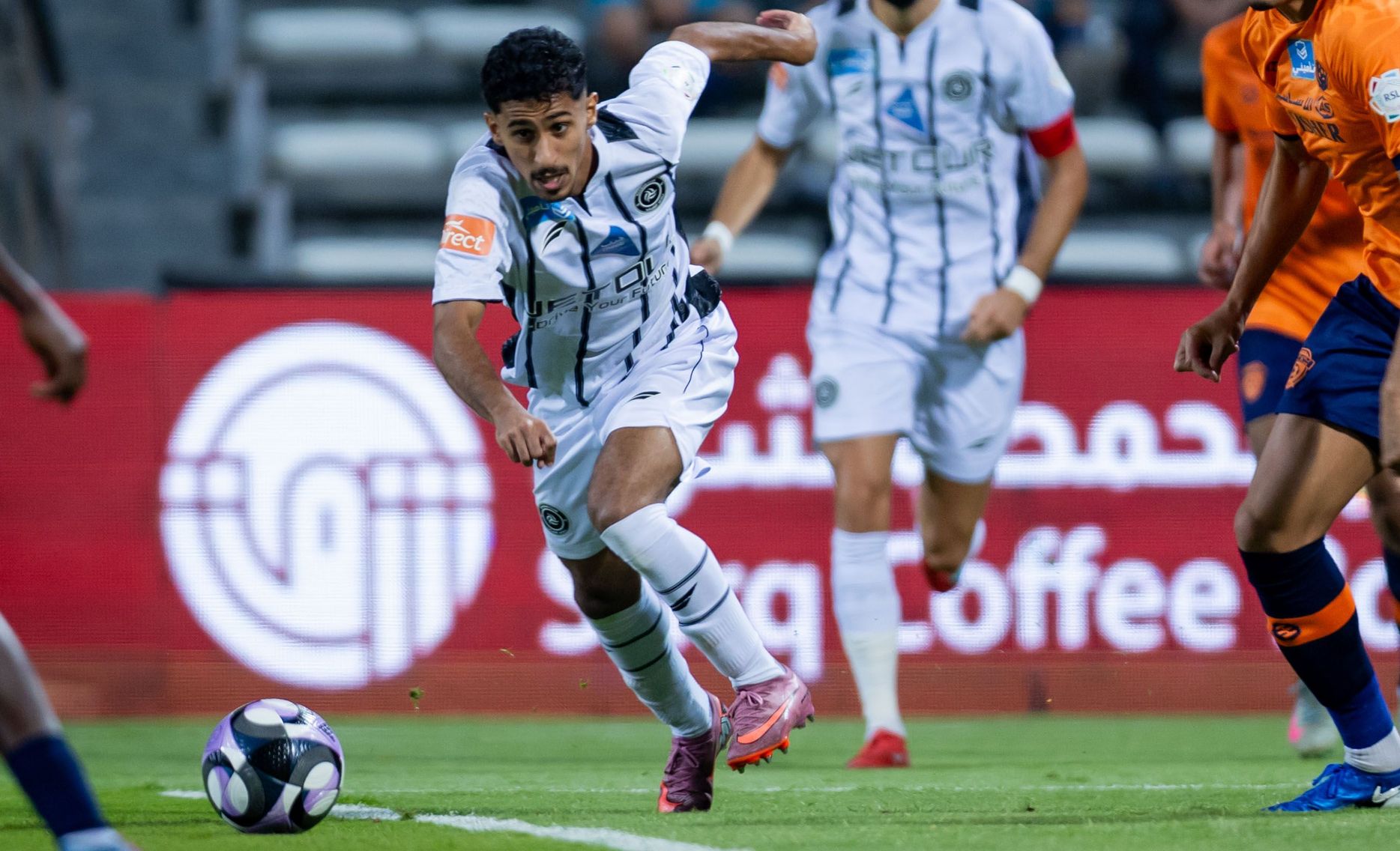 سعد بالعبيد لاعب الشباب في مباراة فريقه أمام الفيحاء