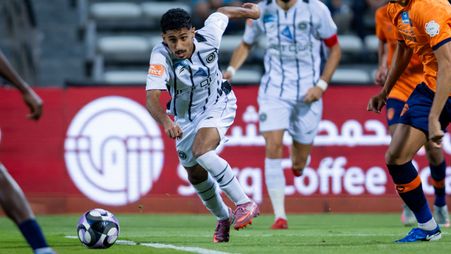 سعد بالعبيد لاعب الشباب في مباراة فريقه أمام الفيحاء