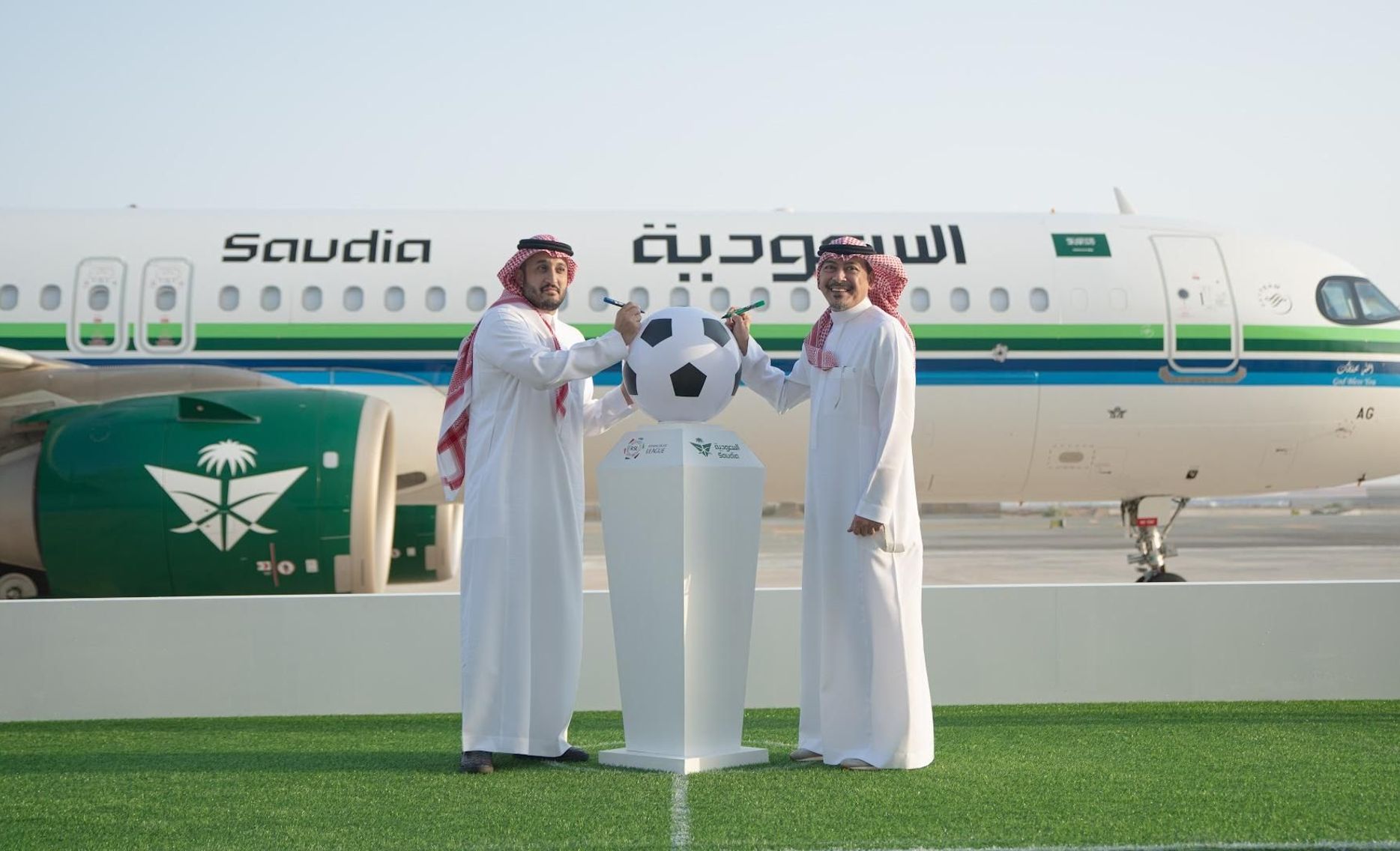 Omar Mugharbel, Chief Executive Officer of the Saudi Pro League, with Khaled Tash, Group Chief Marketing Officer of Saudia.