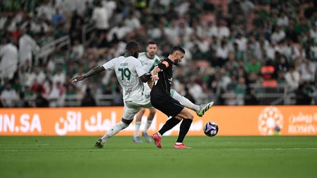 الأهلي يستحوذ في الشوط الأول بنسبة 75٪ والشباب يعتمد على الضغط على حامل الكرة وبناء المرتدات
