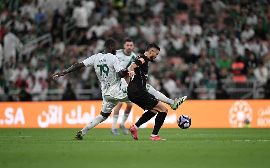 الأهلي يستحوذ في الشوط الأول بنسبة 75٪ والشباب يعتمد على الضغط على حامل الكرة وبناء المرتدات