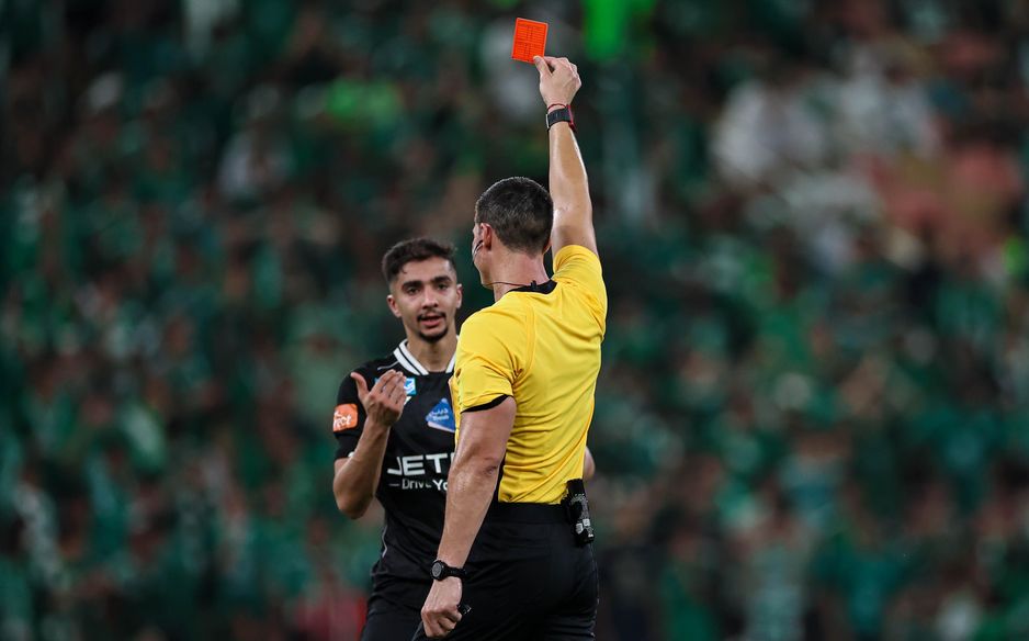 محمد الشويرخ لاعب الشباب يخرج بالبطاقة الحمراء