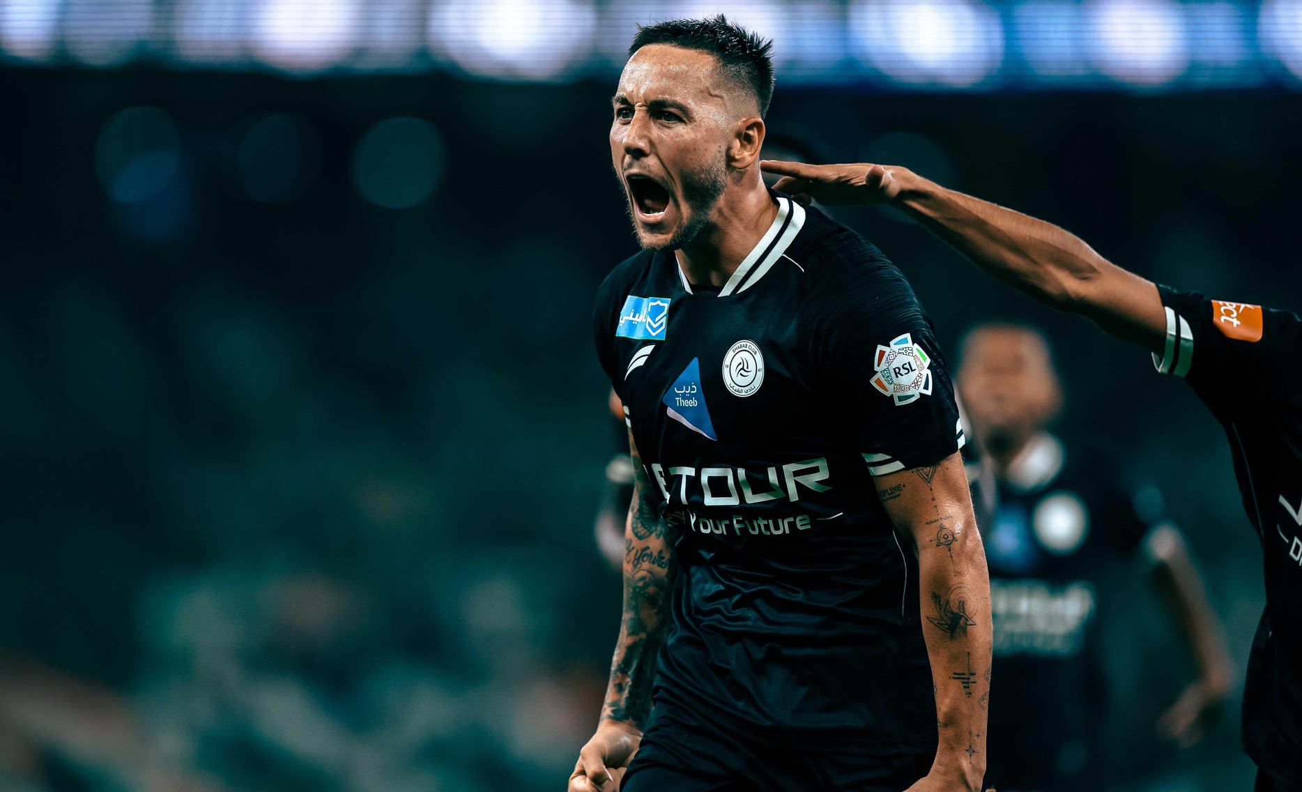 براونهيل يصرخ فرحًا بهدف التعادل الذي أنهى به صومه التهديفي في المباراتين السابقتين