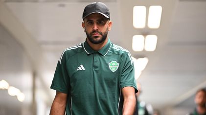 محرز أثناء دخوله ملعب المباراة