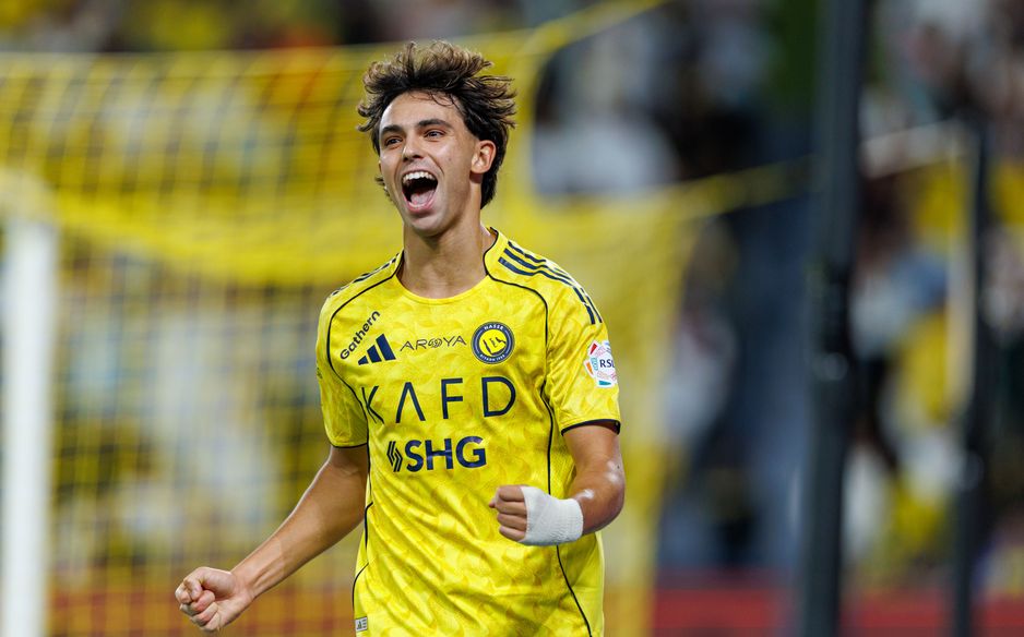 João Félix comemora na rede o quinto gol do Al Nasr contra o Al Fateh - e sela seu segundo hat-trick na RSL