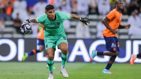 موسكيرا يتصدى لـ 3 ركلات جزاء في مواجهات الفيحاء والاتحاد