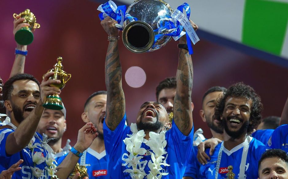 مالكوم يتوسط الشهراني والبريك في التتويج الأخير للهلال ببطولة الدوري