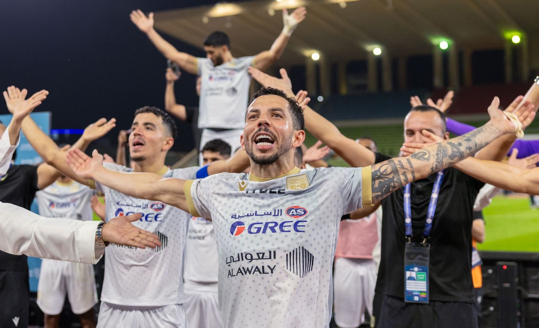 لاعبو التعاون يحتفلون مع الجماهير بأكبر نتيجة انتصار في الجولات الخمس الأولى