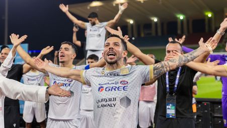 لاعبو التعاون يحتفلون مع الجماهير بأكبر نتيجة انتصار في الجولات الخمس الأولى