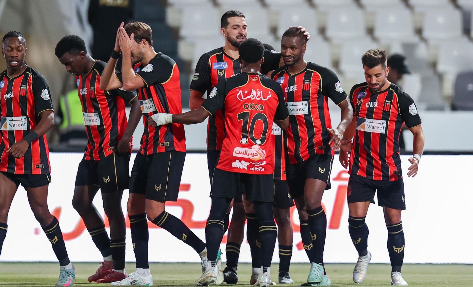 لاعبو الرياض يحتفلون مع سيلا بهدفه في الخلود
