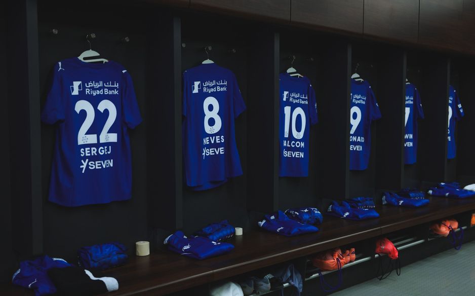 قمصان لاعبي الهلال في غرفة ملابس الفريق