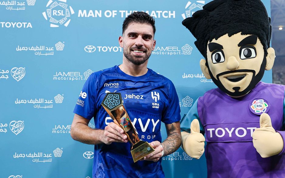 روبن نيفيز متسلما جائزة رجل كلاسيكو الاتحاد والهلال