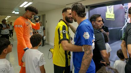 سلام بحرارة بين الفرنسيين بنزيما وثيو هيرنانديز في ممر اللاعبين