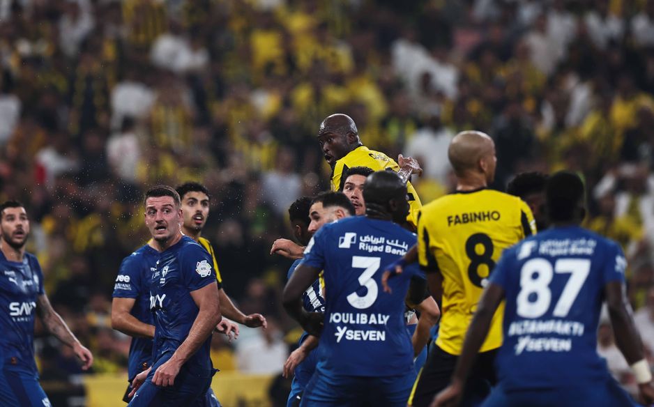 الهلال يستخدم الألعاب الهوائية أواخر الشوط الأول