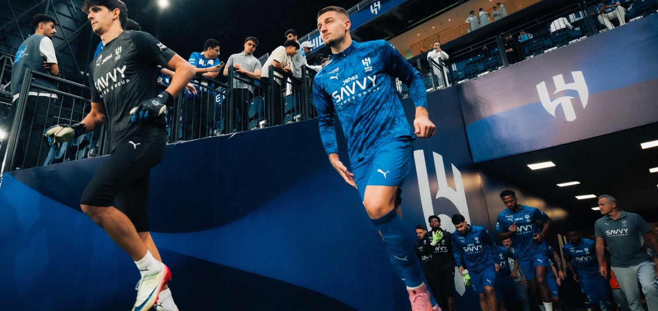 بونو وسافيتش لحظة دخولهما ملعب المواجهة أمام الأخدود