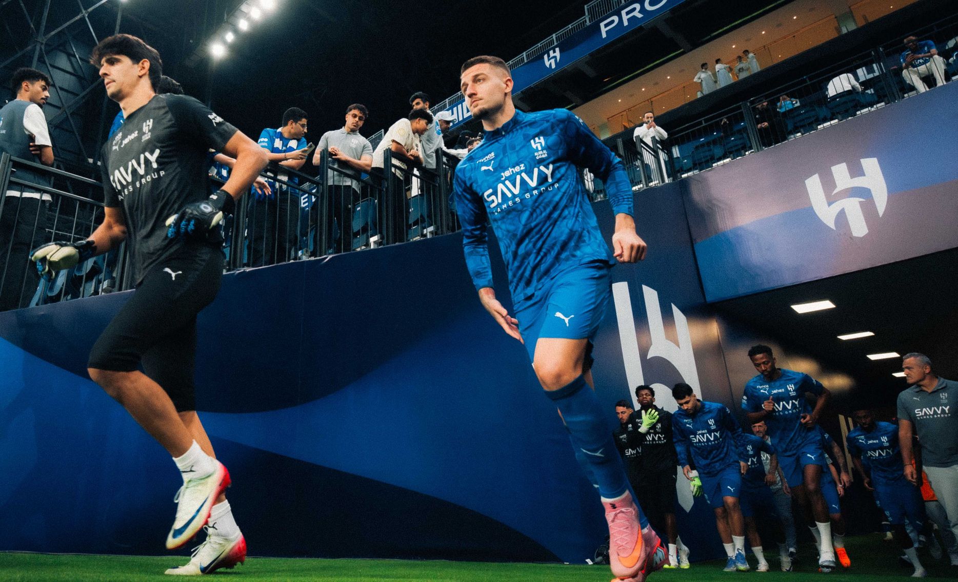 بونو وسافيتش لحظة دخولهما ملعب المواجهة أمام الأخدود