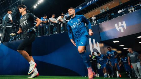 بونو وسافيتش لحظة دخولهما ملعب المواجهة أمام الأخدود