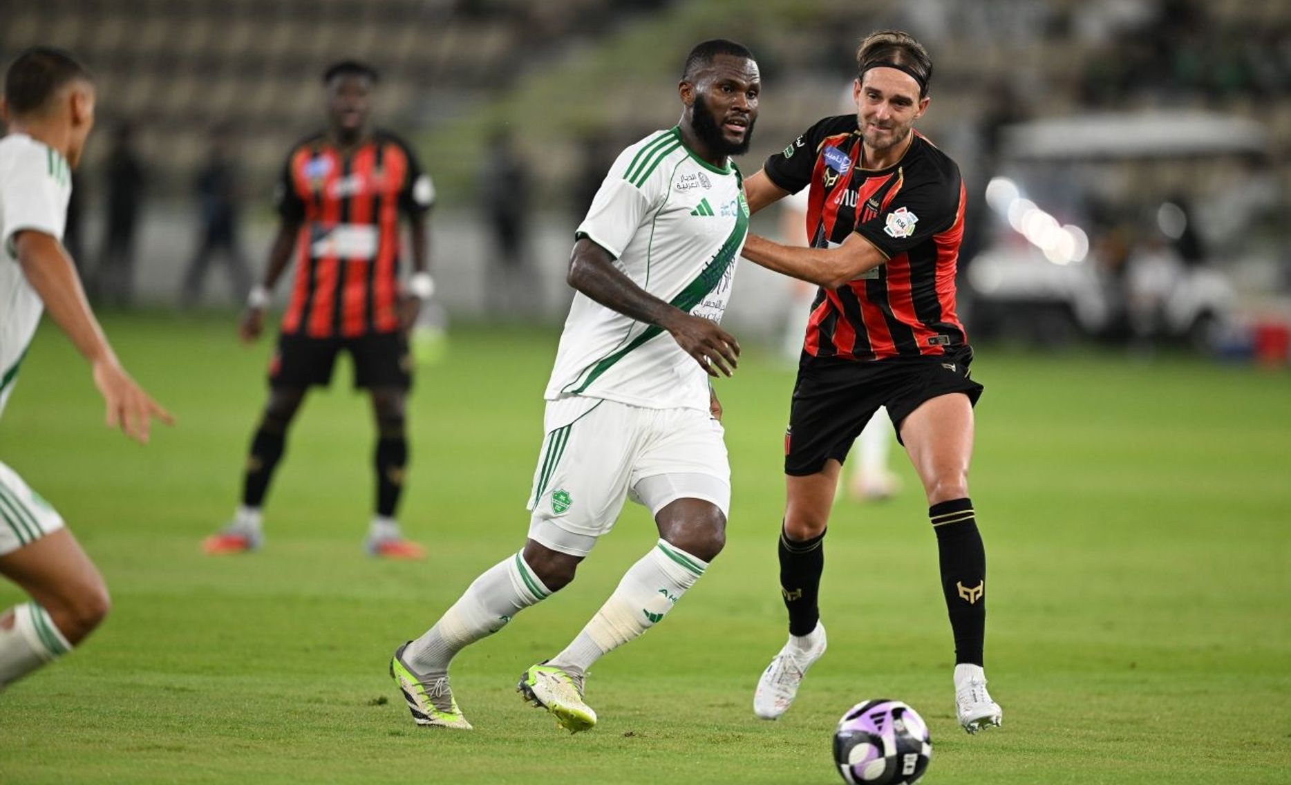 سيناريو درامي.. الدقائق الأخيرة تفرض تعادلًا مثيرًا بين الأهلي والرياض