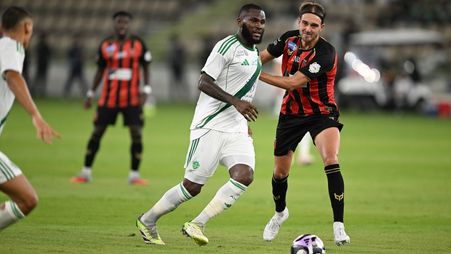 سيناريو درامي.. الدقائق الأخيرة تفرض تعادلًا مثيرًا بين الأهلي والرياض