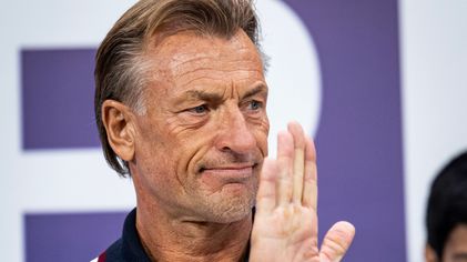 هيرفي رينارد مدرب المنتخب السعودي متابعًا ديربي الهلال والشباب