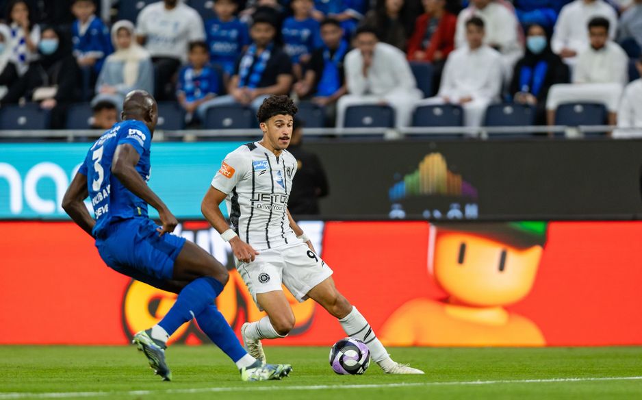 عبد العزيز العثمان في أخطر هجمة شبابية قبل أن يحبطها كوليبالي عند خط منطقة الجزاء