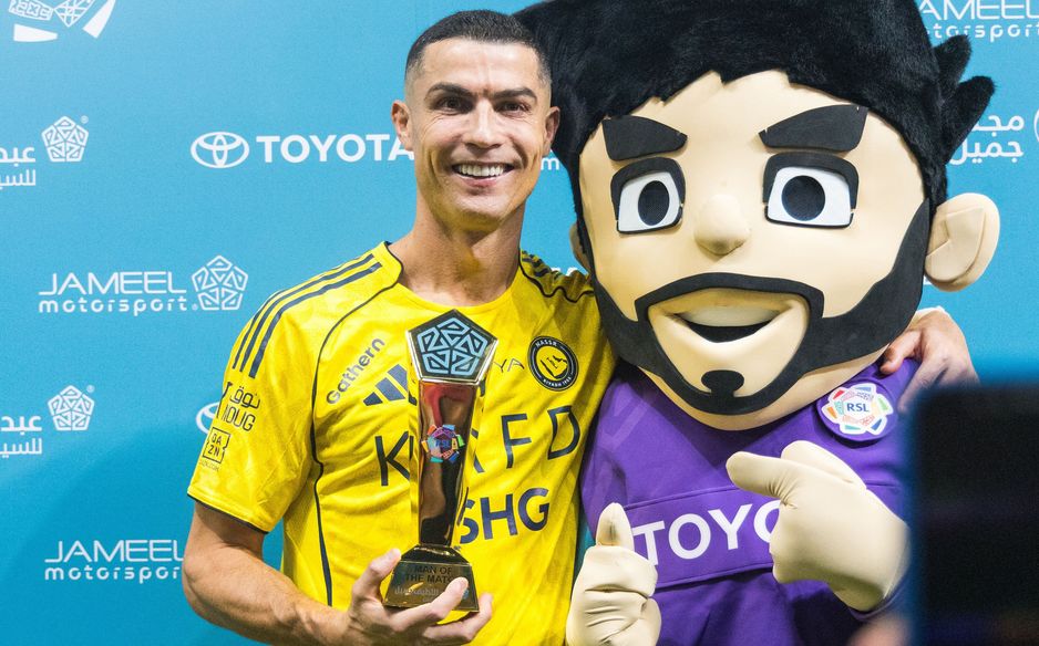 رونالدو متسلمًا جائزة رجل مباراة النصر والفيحاء