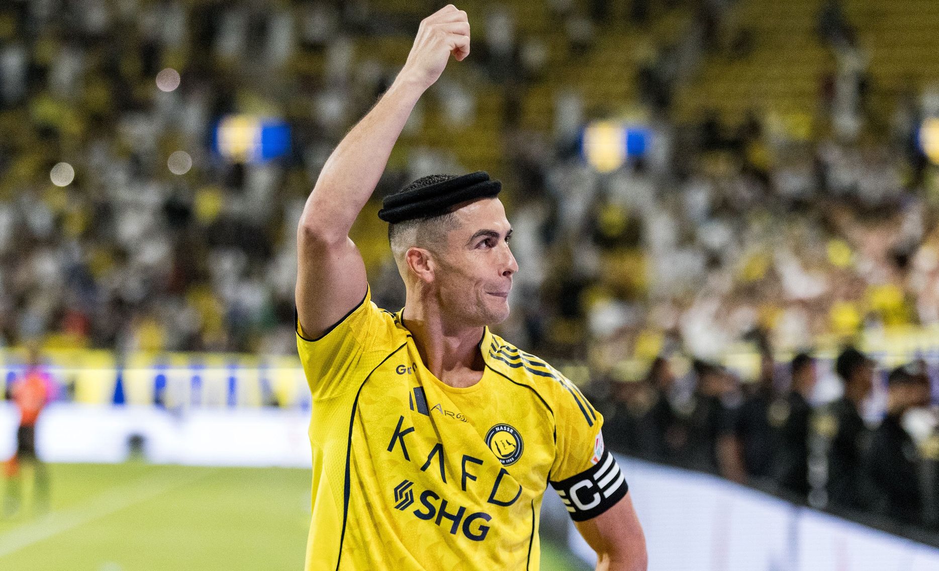 ارتدى رونالدو (العقال) بعد ثنائيته في مباراة الانتصار السابع في الدوري أمام الفيحاء