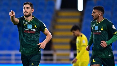 ماسوراس محتفلًا بثنائيته في مرمى الحزم