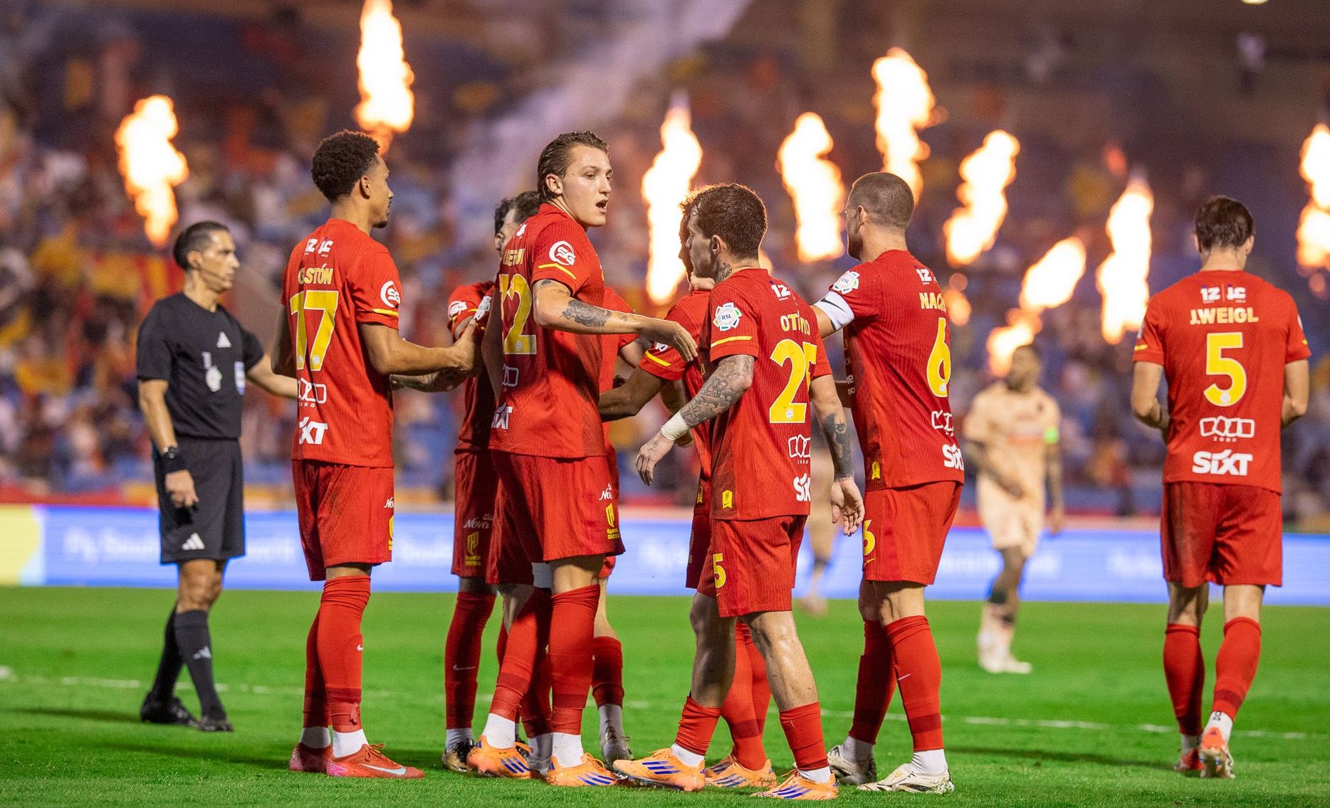 لاعبو القادسية يحتفلون بأحد أهدافهم الأربعة في مباراة الانتصار الأكبر بالموسم الجاري