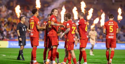 لاعبو القادسية يحتفلون بأحد أهدافهم الأربعة في مباراة الانتصار الأكبر بالموسم الجاري