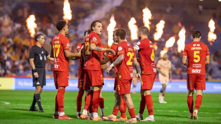 لاعبو القادسية يحتفلون بأحد أهدافهم الأربعة في مباراة الانتصار الأكبر بالموسم الجاري