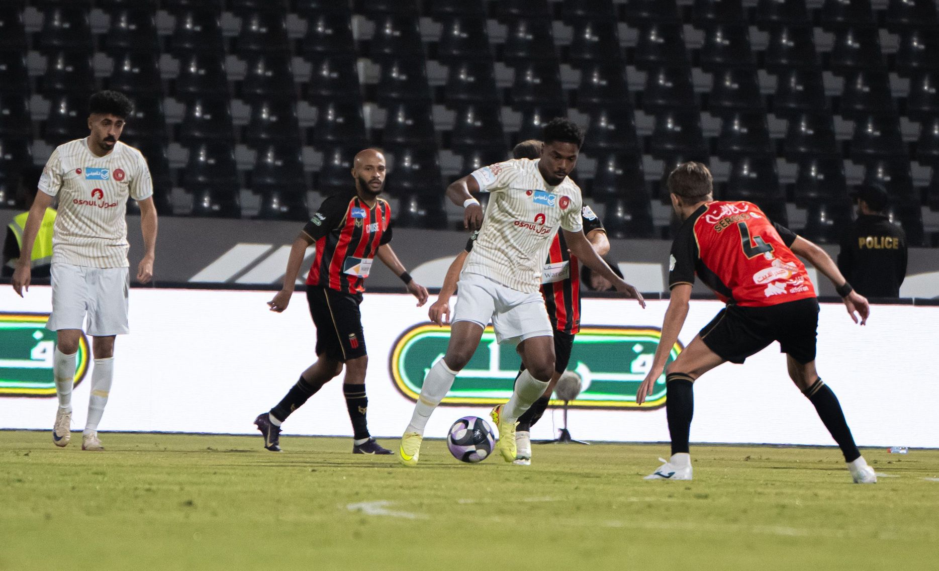 ضمك يخطف التعادل من الرياض في الدقائق الأخيرة