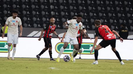 ضمك يخطف التعادل من الرياض في الدقائق الأخيرة