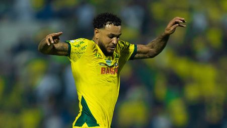 جوشوا كينغ في إحدى محاولاته خلال لقاء الاتحاد