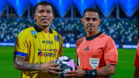 روجر مارتينيز يحصل على كرة الهاتريك السادسة في الموسم